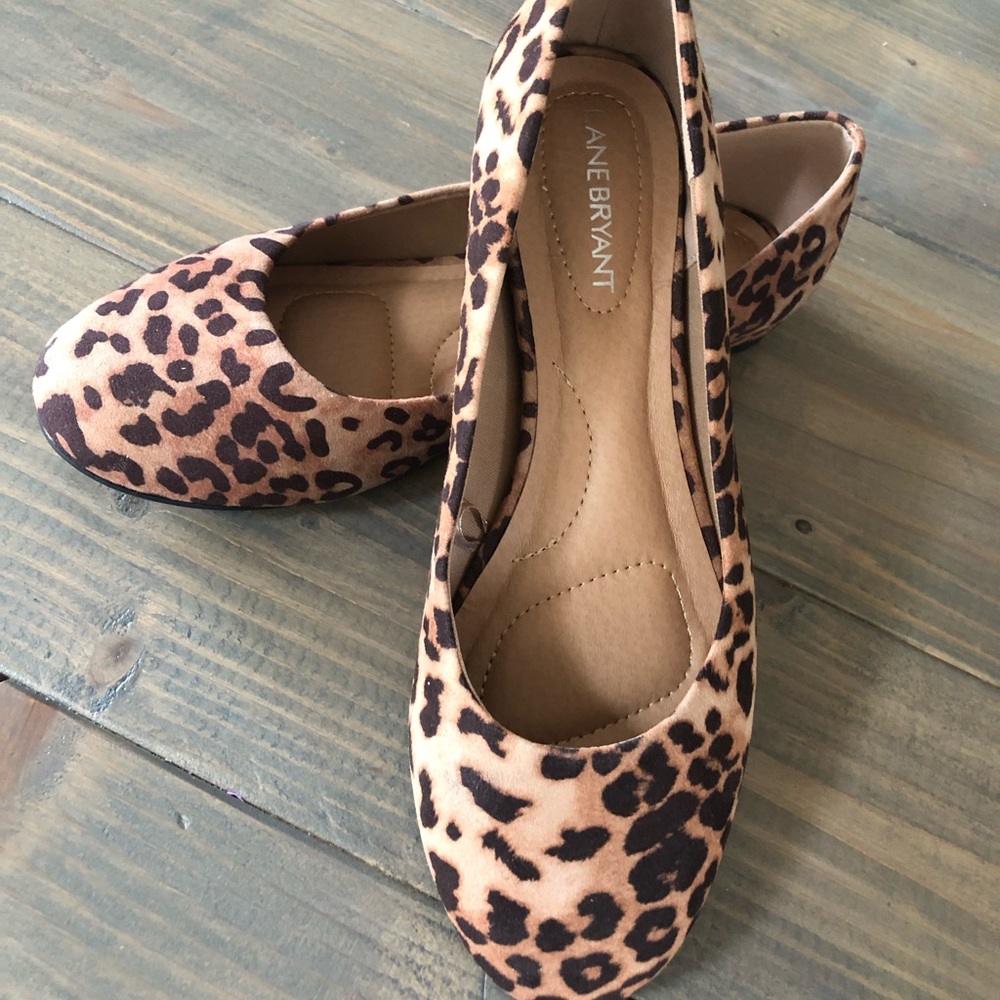 Wide width leopard flats